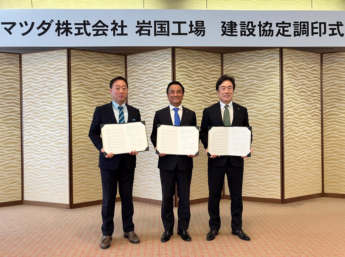 001 | Signing Ceremony for the Construction Agreement of the Iwakuni Plant